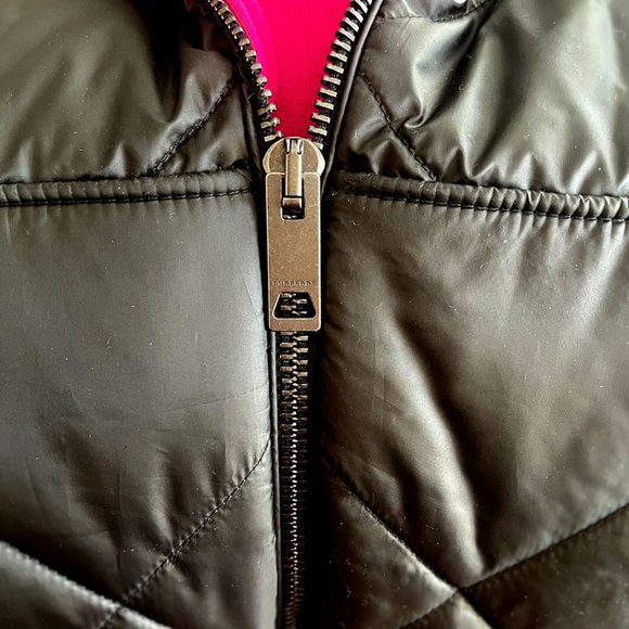 Burberry Tyneham Lined Quilted Jacket with a Pop of Pink – Size Medium - Picture 7 of 10